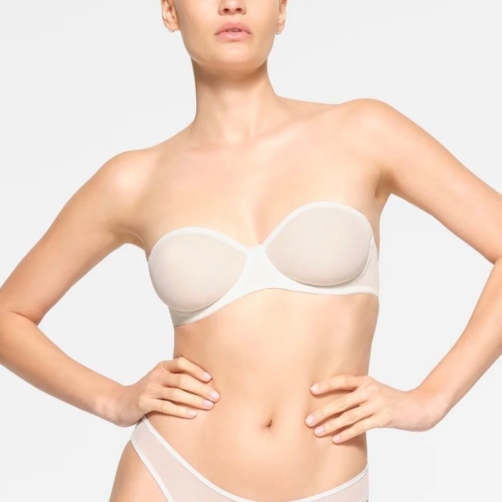 SKIMS Strapless Molded Cup Bra in Nude